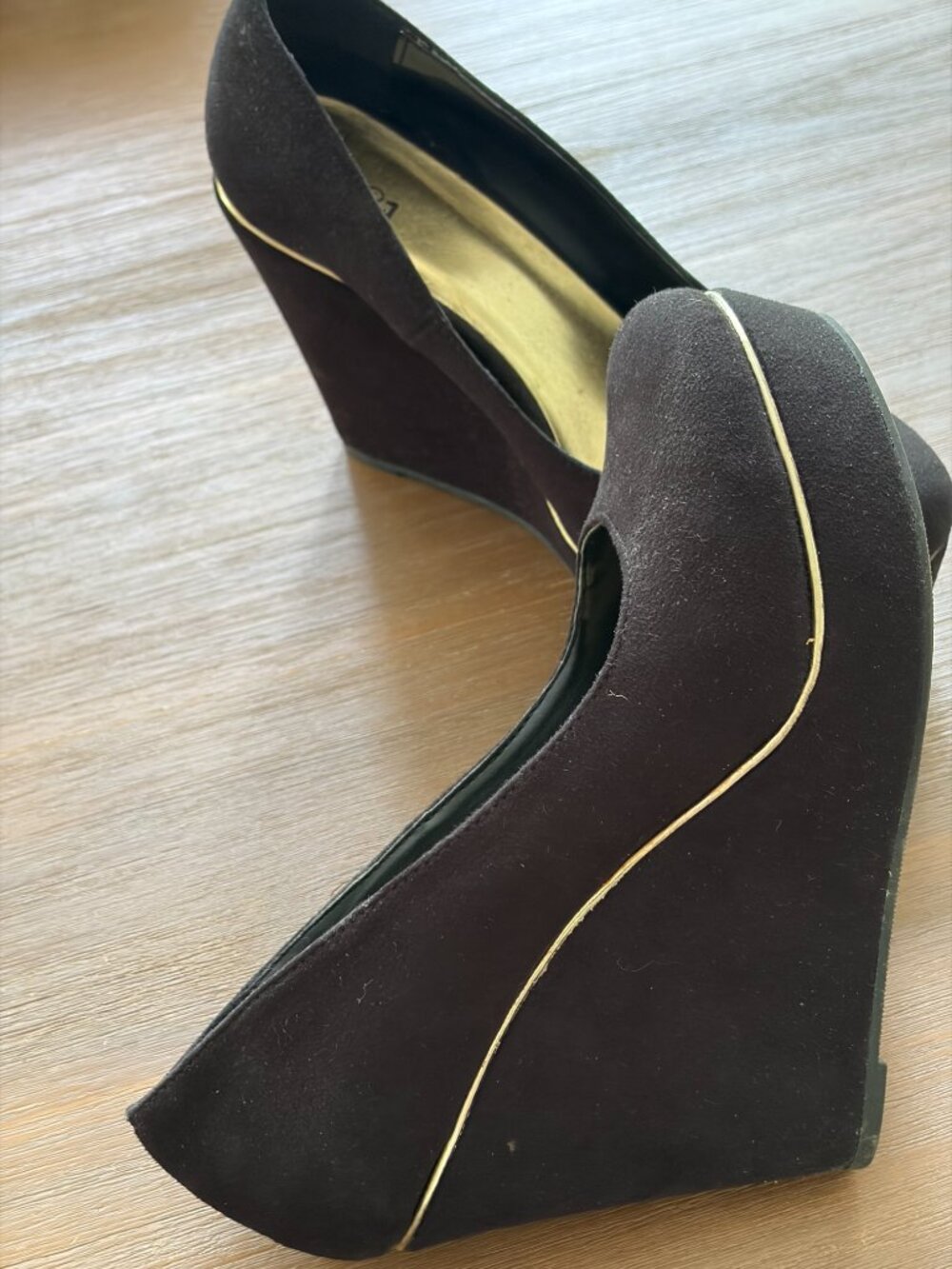 Souliers compensés suède noir et liseré doré Forever 21